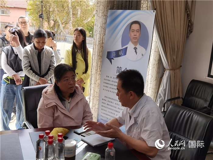 中醫(yī)專家為當?shù)厝A僑華人提供中醫(yī)咨詢和診療服務。 （本報記者 楊謳 攝）