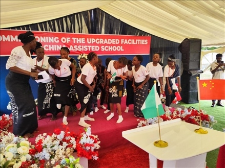 師生們載歌載舞。駐尼日利亞使館供圖