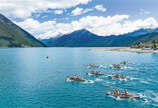 2024年4月20日，2024年巴松措國(guó)際漂流公開(kāi)賽的選手在比賽中。 新華社記者 孫非攝