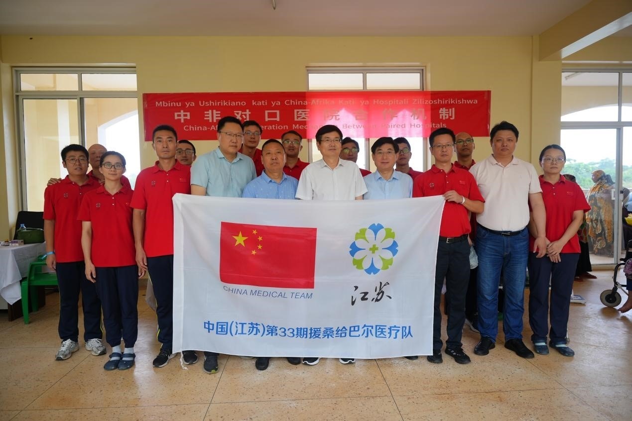 揚州市衛(wèi)健系統(tǒng)代表團和醫(yī)療隊在義診現(xiàn)場合影。中國援桑醫(yī)療隊供圖