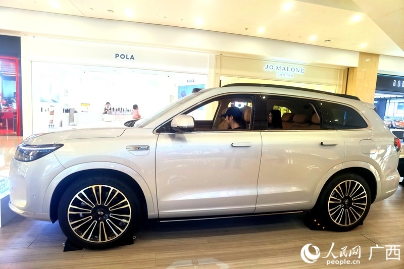  消費者在試駕汽車。人民網(wǎng)記者 陳燕攝