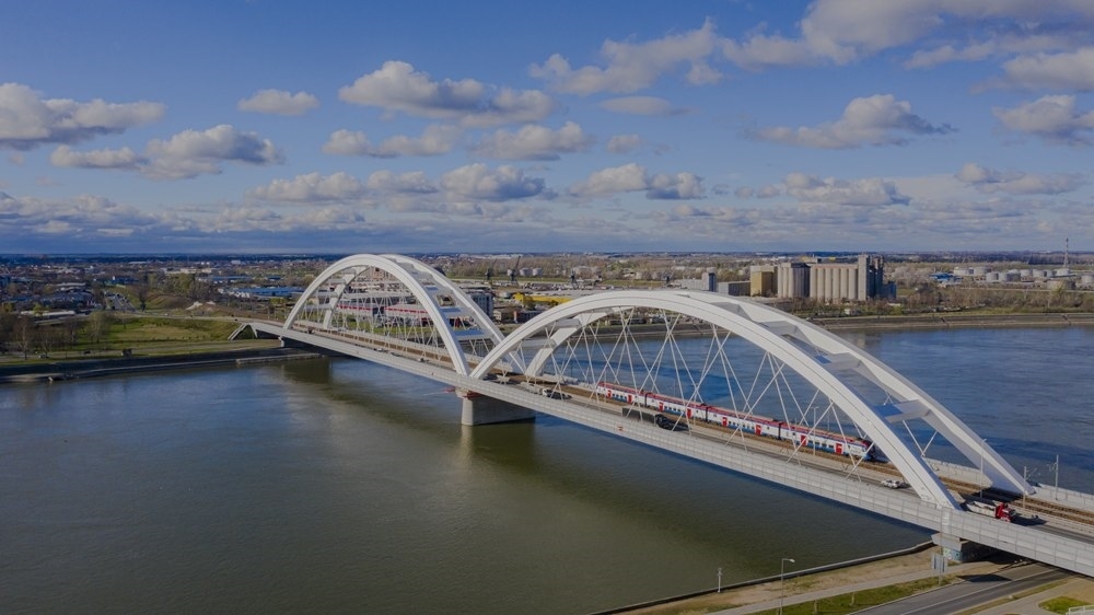 2024年3月12日，一列火車運(yùn)行在匈塞鐵路塞爾維亞境內(nèi)貝諾段諾維薩德多瑙河大橋上（無人機(jī)照片）。新華社發(fā)（任衛(wèi)云攝）