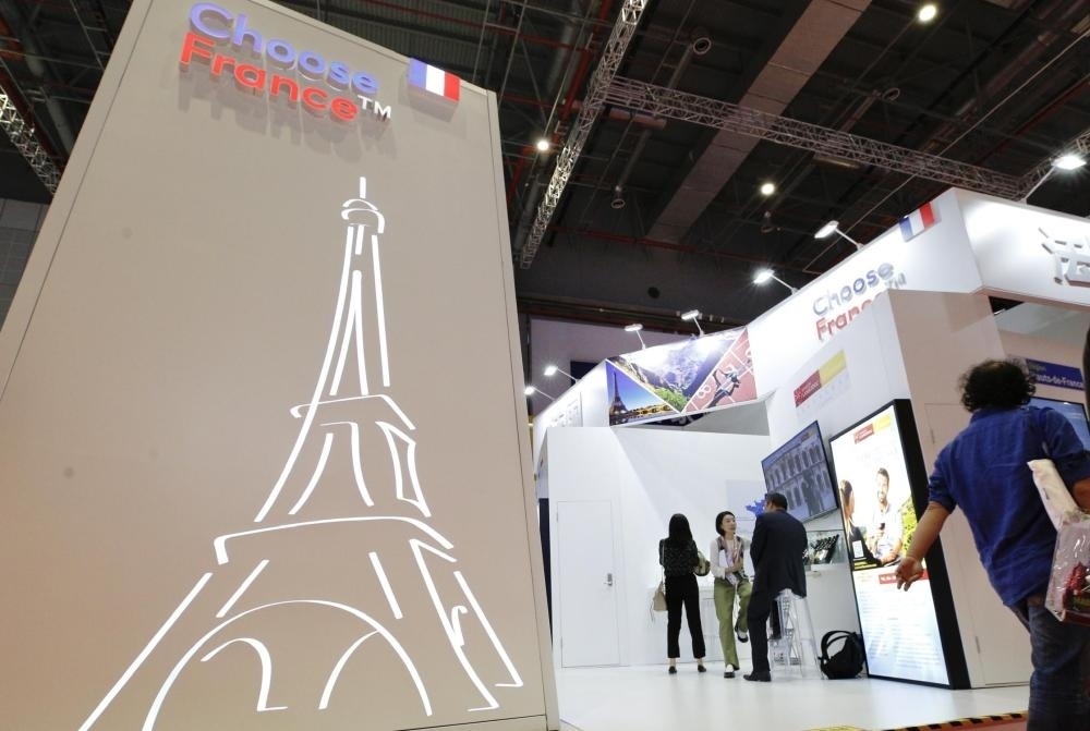 2019年11月5日，第二屆中國國際進(jìn)口博覽會在上海國家會展中心開幕。這是參觀者走過法國國家館。新華社記者 張玉薇 攝