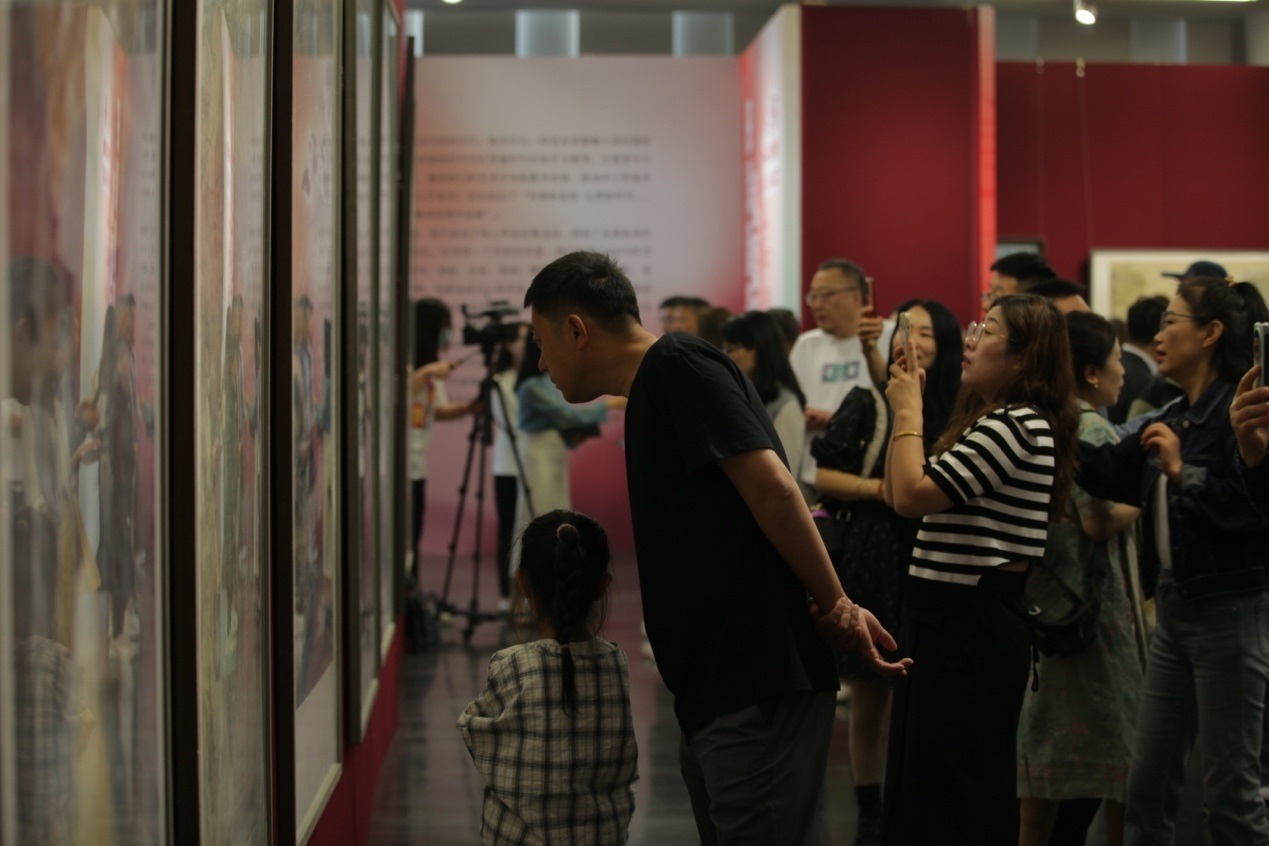 嘉賓及教研員、教師代表參觀展覽。主辦方供圖