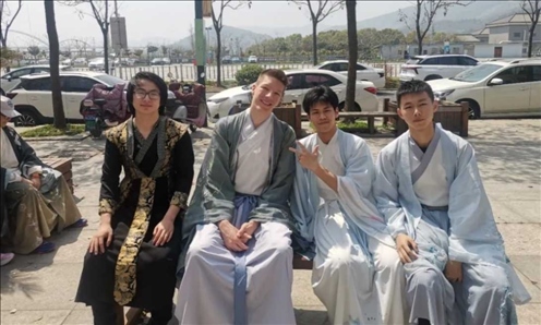 匈牙利學(xué)生與襄陽三十六中學(xué)生友好交流。