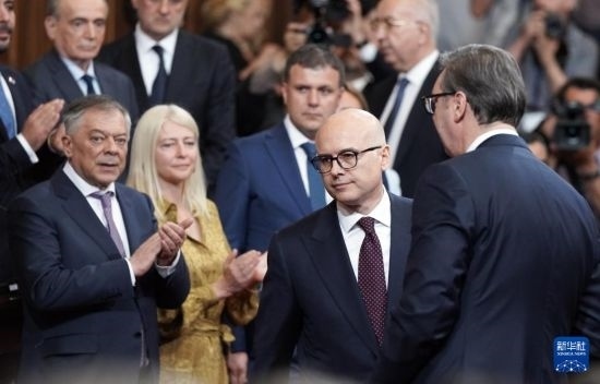  5月2日，在塞爾維亞貝爾格萊德，新一任政府總理武切維奇（中）出席就職儀式。新華社發(fā)（普雷德拉格·米洛薩夫列維奇攝）