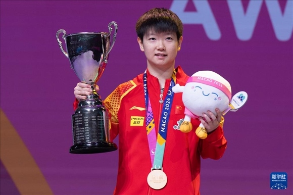 2024年4月21日，在2024年澳門國(guó)際乒聯(lián)女子世界杯決賽中，孫穎莎奪得冠軍。圖為孫穎莎在頒獎(jiǎng)臺(tái)上。新華社記者 張金加 攝
