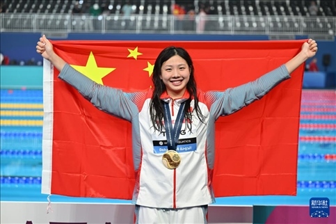 2024年2月13日，2024年世界游泳錦標(biāo)賽游泳項(xiàng)目女子100米蛙泳決賽在卡塔爾多哈舉行。圖為冠軍中國(guó)選手唐錢婷在頒獎(jiǎng)儀式后慶祝。新華社記者 薛宇舸 攝
