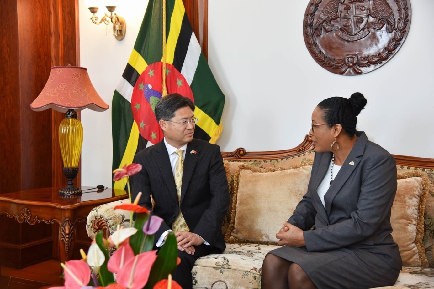 當(dāng)?shù)貢r(shí)間5月3日，中國(guó)新任駐多米尼克大使儲(chǔ)茂明（左）向多總統(tǒng)伯頓遞交國(guó)書。 中國(guó)駐多米尼克大使館供圖