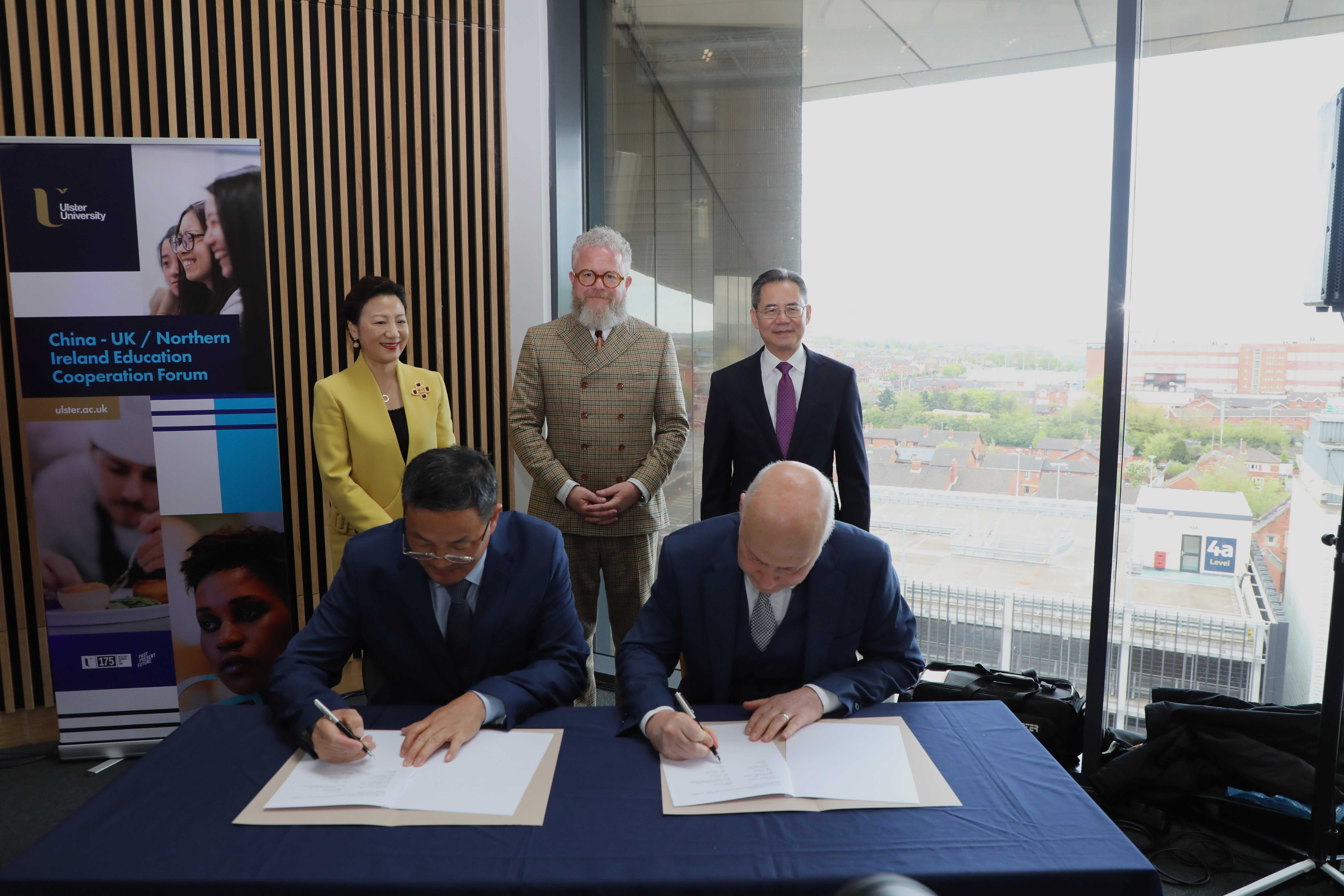 湖北師范大學(xué)同奧斯特大學(xué)簽署共建教育語言文化交流中心的協(xié)議現(xiàn)場。中國駐英國大使館供圖