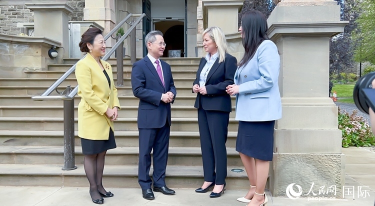 中國(guó)駐英國(guó)大使鄭澤光會(huì)見(jiàn)北愛(ài)爾蘭首席部長(zhǎng)米歇爾·奧尼爾和副首席部長(zhǎng)愛(ài)瑪·利特爾—彭杰利。人民網(wǎng) 郭錦標(biāo)攝