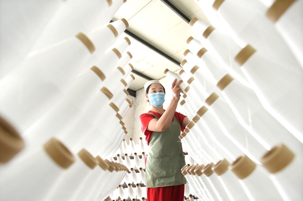 2024年5月1日，工人在山東省淄博市沂源縣悅莊工業(yè)園一玻纖企業(yè)整理加工的產(chǎn)品。新華社發(fā)（趙東山攝）