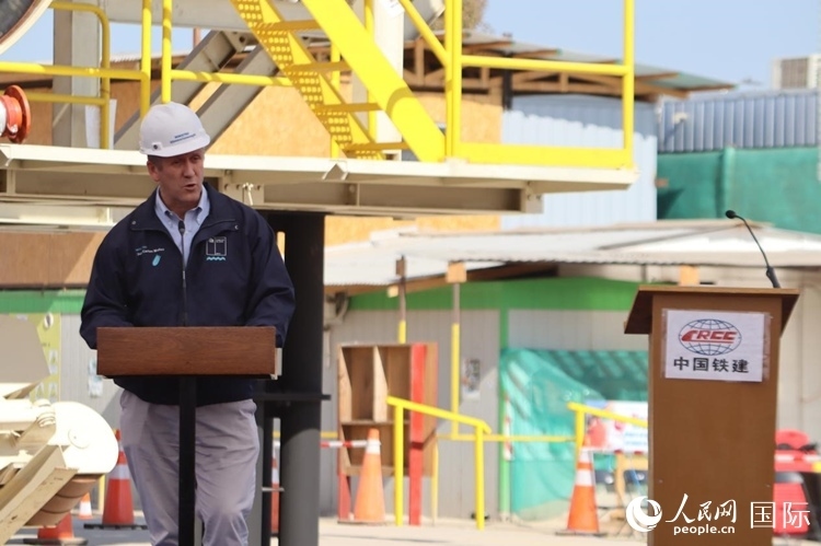 智利交通與電信部部長(zhǎng)胡安·卡洛斯·穆尼奧斯在儀式上為盾構(gòu)機(jī)進(jìn)行命名，并宣布盾構(gòu)始發(fā)。陳露明攝