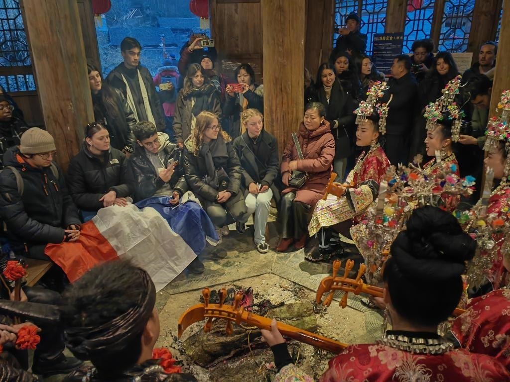 法國青年在榕江體驗民俗文化。新華社記者 羅羽 攝