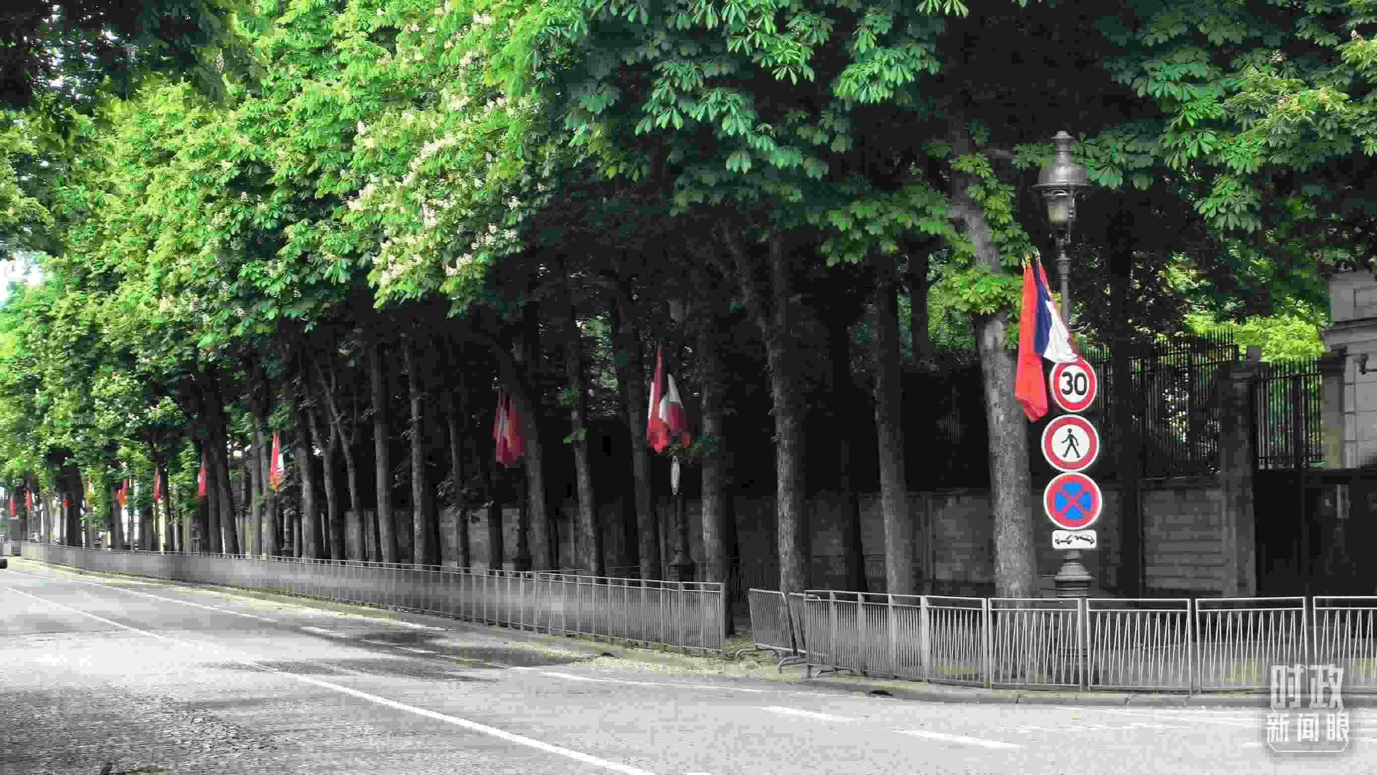 △巴黎道路兩側(cè)懸掛中法兩國(guó)國(guó)旗。（總臺(tái)央視記者鄂介甫拍攝）