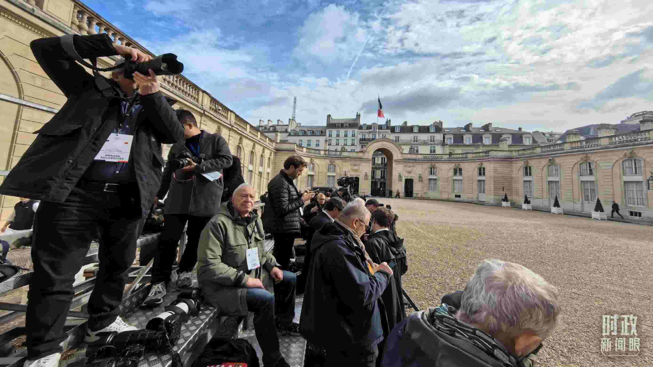 △媒體記者密切關(guān)注當(dāng)天活動(dòng)。（總臺(tái)央視記者陸泓宇拍攝）