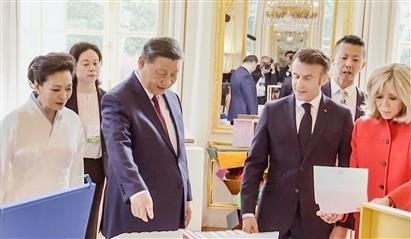 △當(dāng)?shù)貢r(shí)間5月6日下午，在中法領(lǐng)導(dǎo)人會(huì)談前，習(xí)近平主席向馬克龍總統(tǒng)贈(zèng)送中國(guó)翻譯的法國(guó)小說。