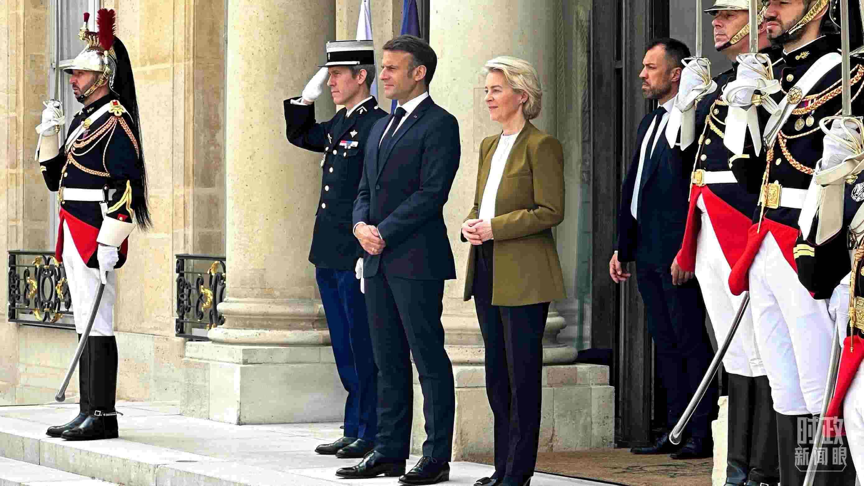 △中法歐領(lǐng)導(dǎo)人三方會(huì)晤后，馬克龍總統(tǒng)和馮德萊恩主席將習(xí)主席送至上車處。（總臺(tái)央視記者關(guān)舟拍攝）