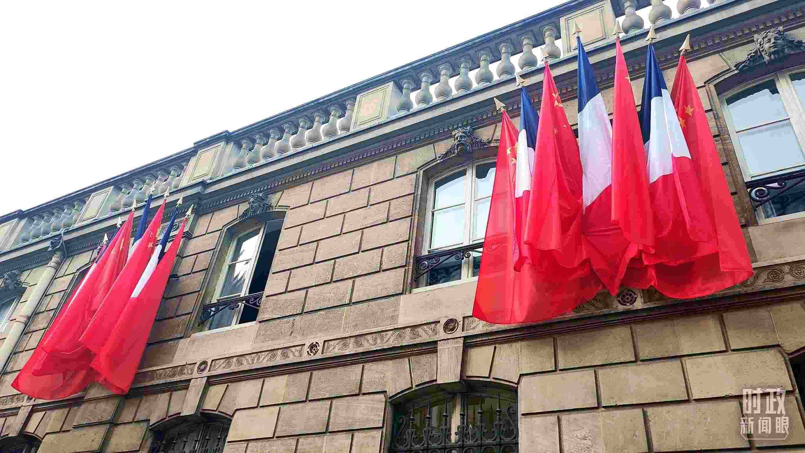 △中法歐領(lǐng)導(dǎo)人三方會(huì)晤地點(diǎn)——愛(ài)麗舍宮懸掛中法兩國(guó)國(guó)旗。（總臺(tái)央視記者劉琦拍攝）