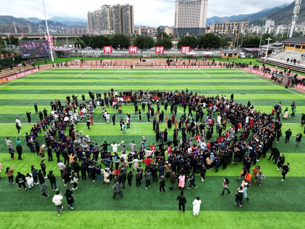 比賽結(jié)束后，兩隊隊員、親友團和大批觀眾手拉手跳起侗族舞蹈。新華社發(fā)（王炳真攝）