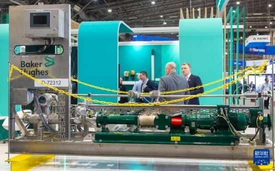 這是5月6日在美國休斯敦國際海洋油氣技術(shù)大會及設(shè)備展上拍攝的展示的裝備。新華社發(fā)（勞承躍攝）