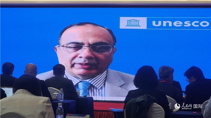 聯(lián)合國(guó)教科文組織駐華代表處代表夏澤翰通過(guò)視頻致辭。人民網(wǎng)記者 萬(wàn)宇攝