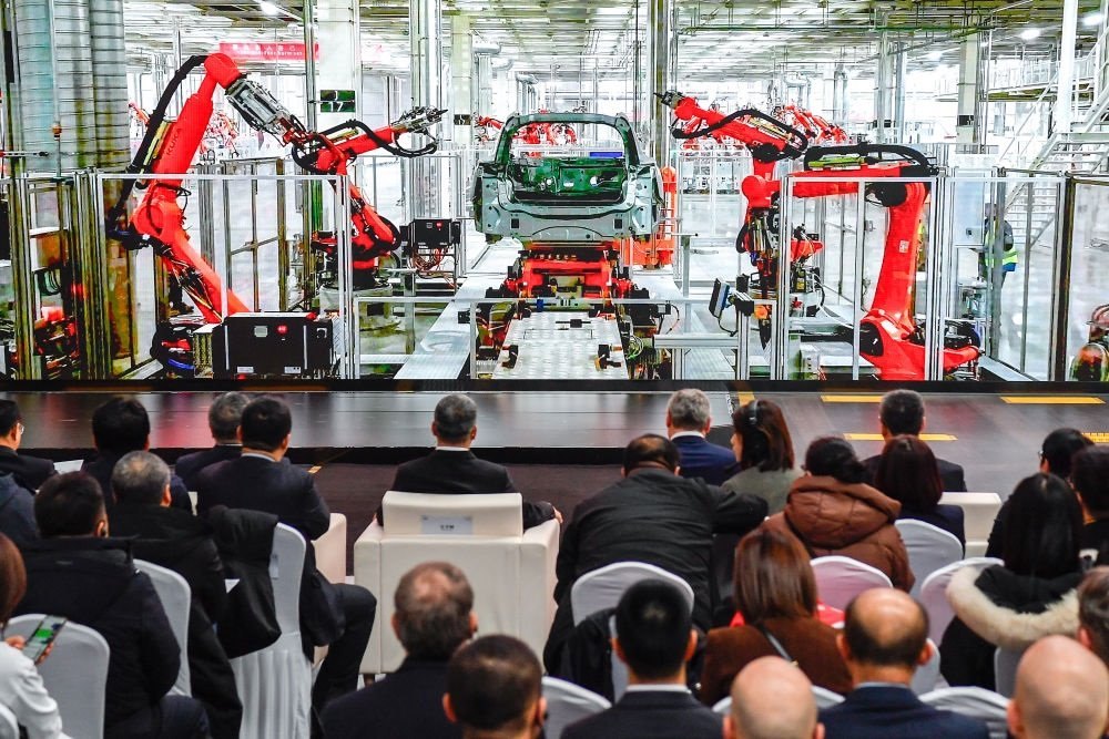 2024年1月26日，奧迪一汽新能源汽車有限公司預(yù)批量生產(chǎn)正式啟動(dòng)，嘉賓觀看奧迪一汽新能源汽車有限公司生產(chǎn)車間的宣傳短片。新華社記者 許暢 攝