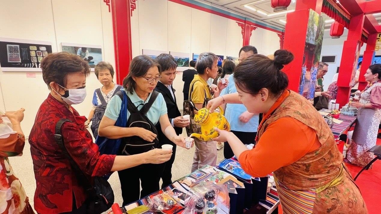 觀眾爭(zhēng)相體驗(yàn)酥油茶。曼谷中國(guó)文化中心供圖