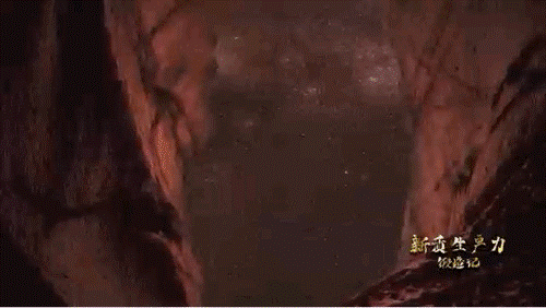 要甄別并發(fā)現(xiàn)暗物質(zhì)粒子，如同在一場人聲鼎沸的足球比賽現(xiàn)場聽見一根鋼針跌落的聲音。