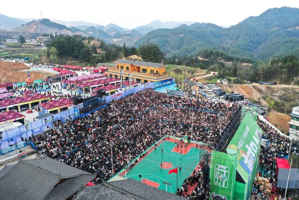 貴州省臺江縣舉辦的2024年“村BA”球王爭霸賽現(xiàn)場（2024年3月22日攝，無人機照片）。新華社記者 楊文斌 攝