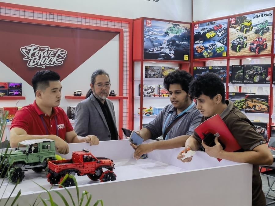 在第135屆廣交會第三期現(xiàn)場，采購商在廣東信宇科技股份有限公司展位選購、體驗積木遙控車產(chǎn)品（5月2日攝）。新華社記者 洪澤華 攝