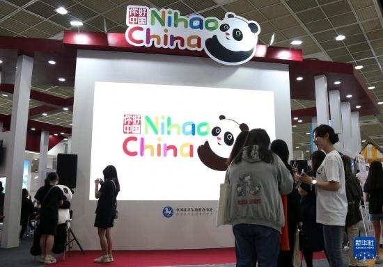 5月9日，在韓國首爾舉行的首爾國際旅游展上，參觀者在中國展區(qū)參加體驗項目。新華社記者 姚琪琳 攝