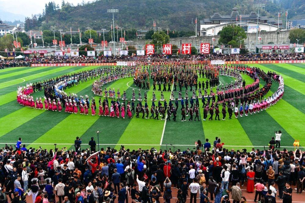演員在貴州省榕江縣舉辦的2024年第二屆貴州“村超”總決賽開幕式上表演節(jié)目（2024年3月16日攝）。新華社記者 楊文斌 攝