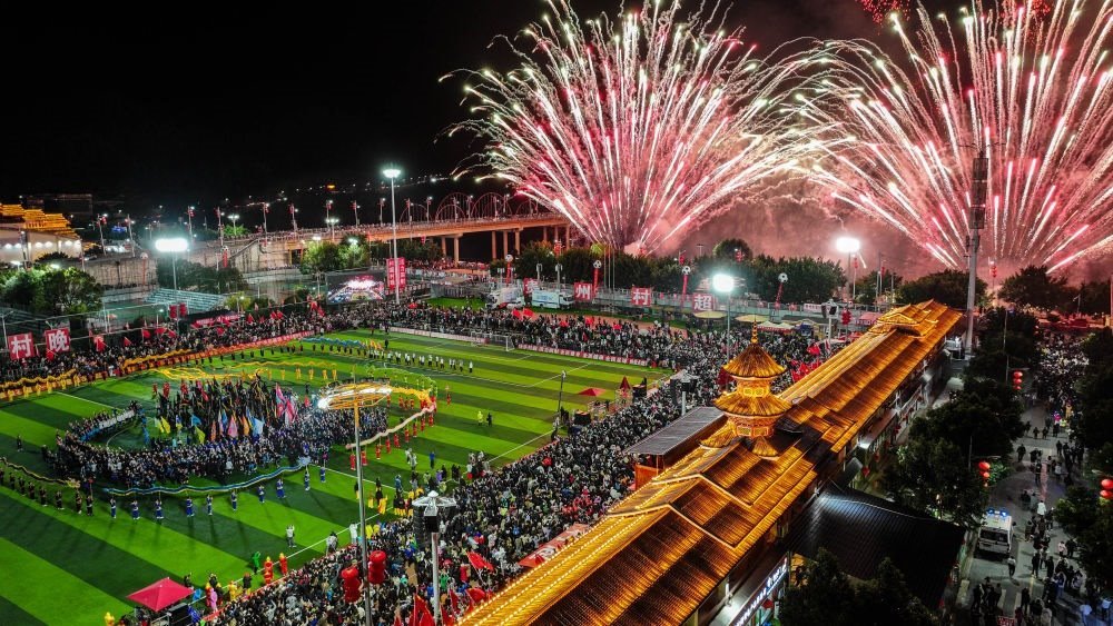 在貴州省榕江縣舉行的2024全國“村晚”示范展示活動暨貴州“村超村晚”活動中，音樂煙花秀精彩上演（2024年2月3日攝，無人機照片）。新華社記者 劉續(xù) 攝