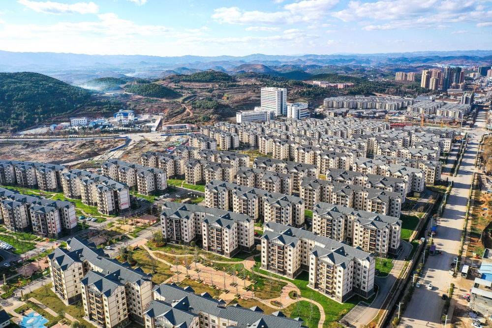 貴州省威寧縣五里崗街道朝陽新城易地扶貧搬遷安置小區(qū)（2021年11月28日攝，無人機照片）。新華社記者 楊文斌 攝