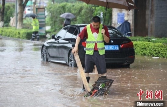 5月10日，廣西沿海遭遇強降雨。圖為欽州市城區(qū)多處積澇。陸敏 攝