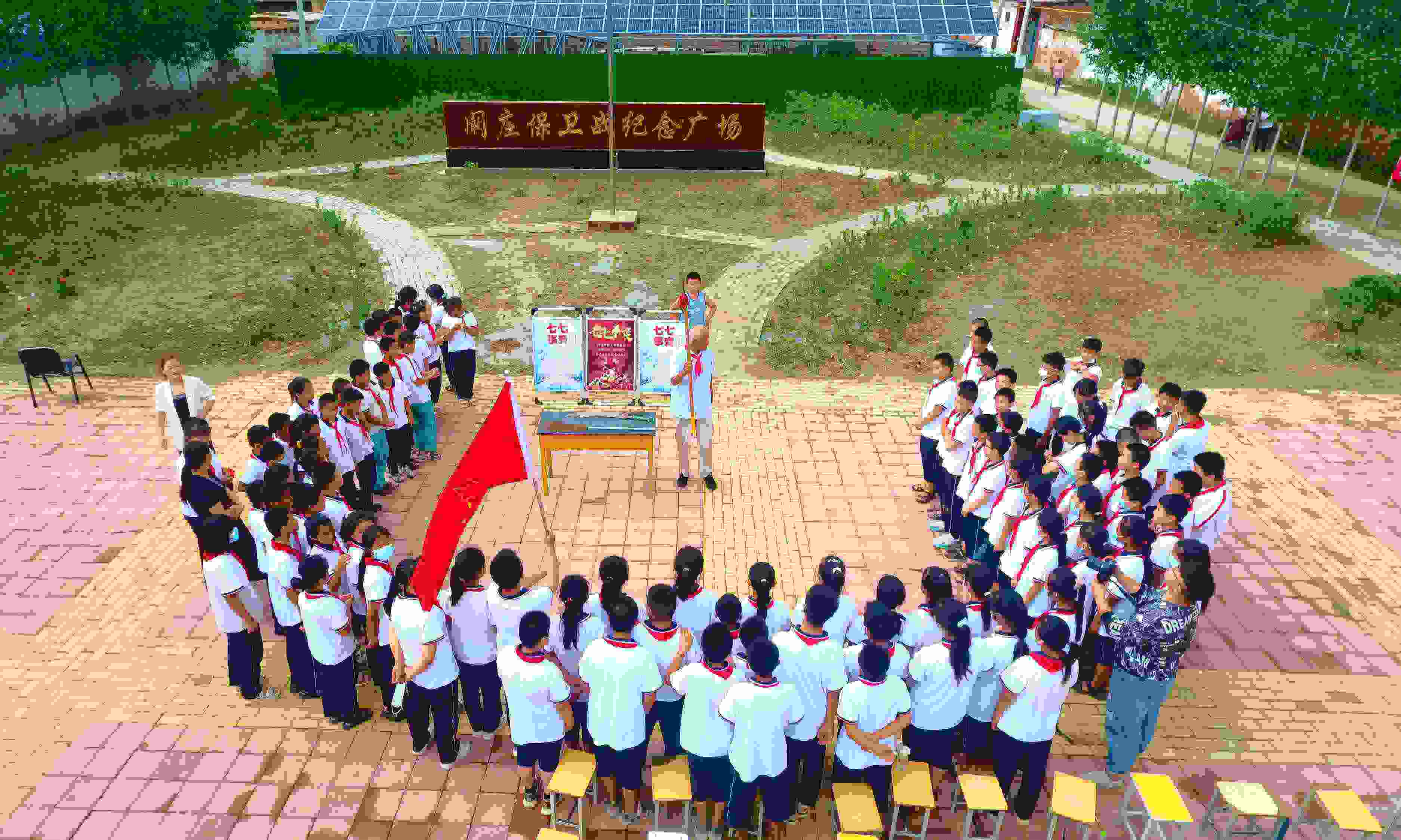 2022年7月6日，山東省聊城市，在茌平區(qū)菜屯鎮(zhèn)闞莊村的闞莊保衛(wèi)戰(zhàn)紀念廣場，闞莊保衛(wèi)戰(zhàn)親歷者王光木老人為小學生們講述抗戰(zhàn)故事，展示大刀、長矛。