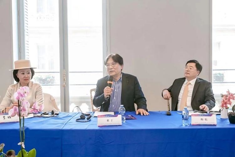 法中交流促進會會長、作家、翻譯家、法國最高榮譽騎士勛章獲得者亞丁發(fā)言（圖片：中國傳媒大學