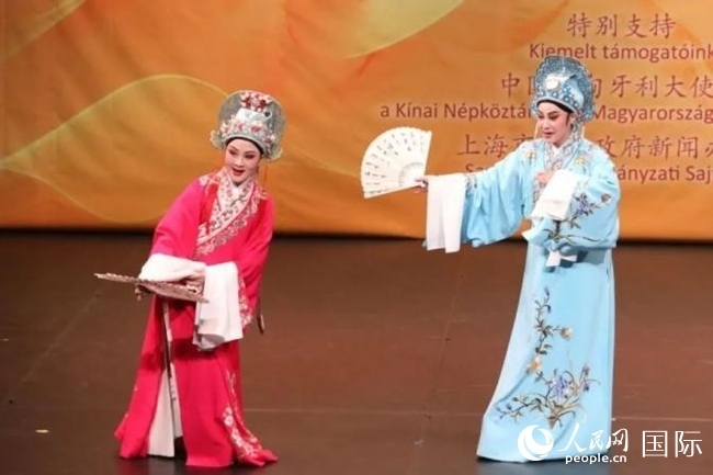 “玉蘭花開·魅力上?！弊哌M(jìn)布達(dá)佩斯。葉辰亮攝