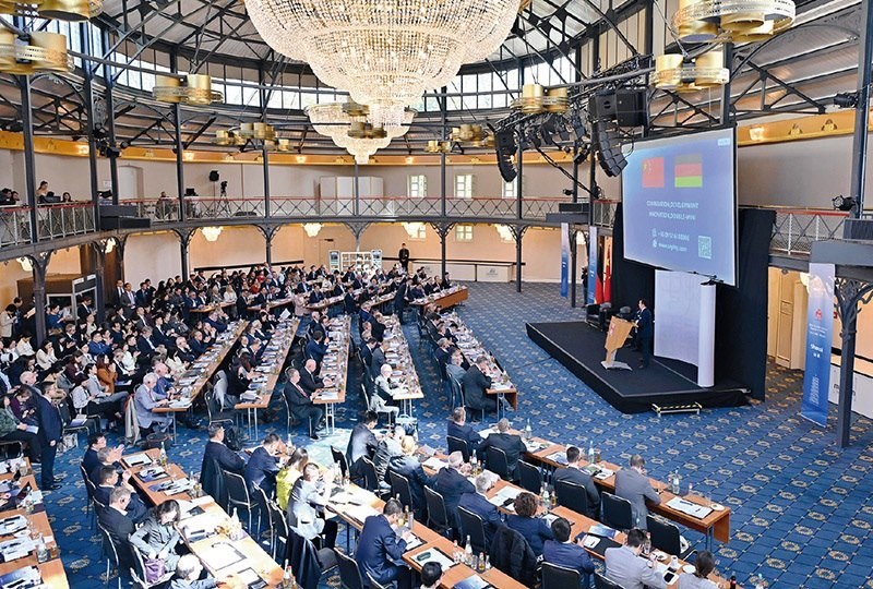 2024“投資中國”系列活動德國專場4月5日在巴登—符滕堡州首府斯圖加特市舉行，活動吸引德國工商界代表超300人參加。圖為當日拍攝的活動現(xiàn)場。 新華社記者 任鵬飛/攝