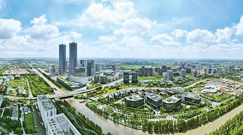 建立全國第一個國際貿(mào)易“單一窗口”，開設(shè)全國第一批自由貿(mào)易賬戶，設(shè)立全國第一家外商獨資醫(yī)院、第一家外商獨資公募基金公司、第一家外商獨資汽車制造企業(yè)……中國（上海）自由貿(mào)易試驗區(qū)掛牌以來，誕生了若干個“全國第一”，在制造業(yè)、金融業(yè)等數(shù)十個開放領(lǐng)域，實現(xiàn)一批全國首創(chuàng)項目落地。圖為上海自貿(mào)區(qū)張江片區(qū)（2023年9月10日攝，無人機照片）。 新華社記者 方喆/攝