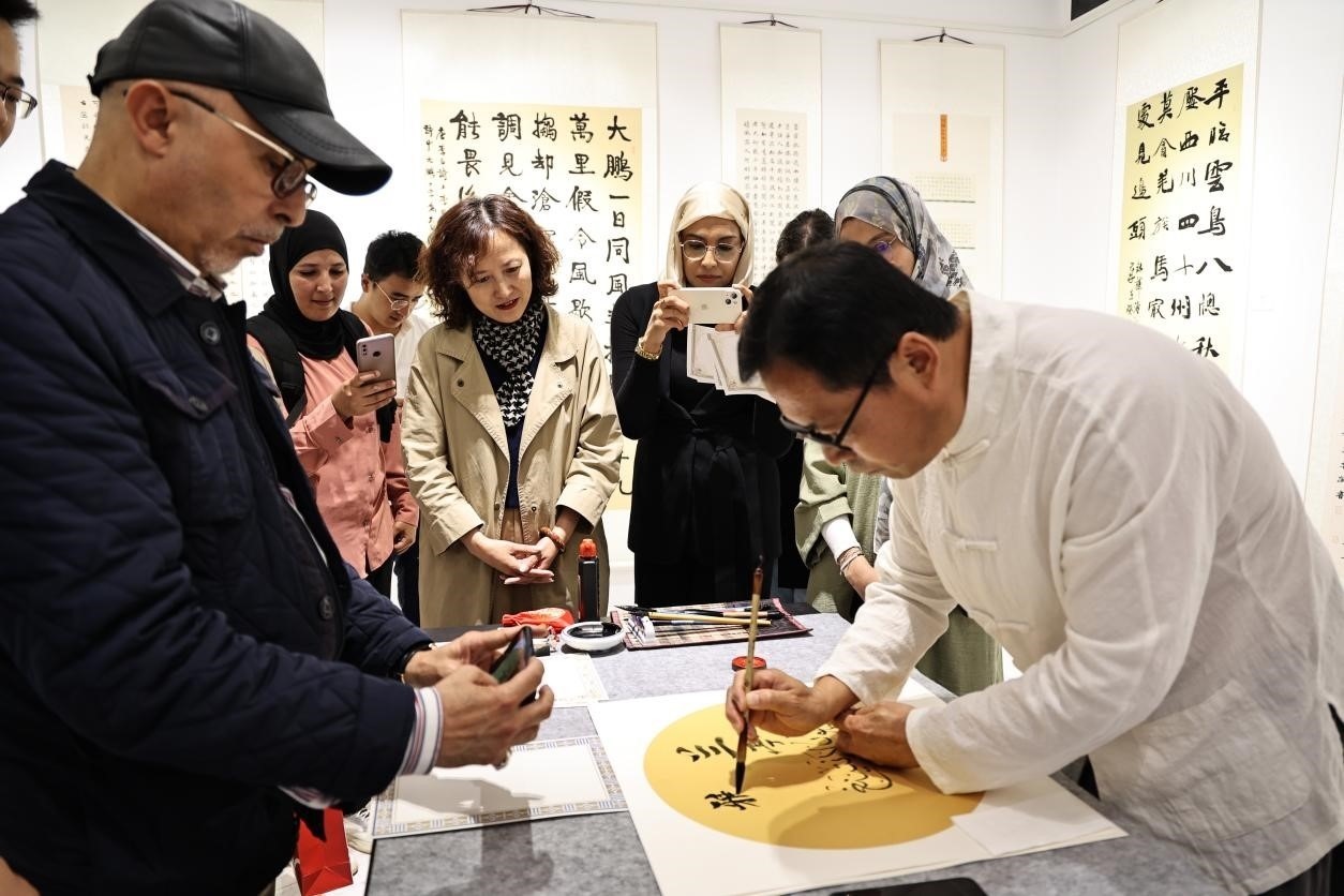 中摩書法老師在共同創(chuàng)作。拉巴特中國文化中心供圖