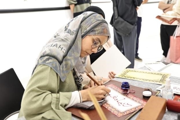 摩洛哥書法老師正在創(chuàng)作。拉巴特中國文化中心供圖