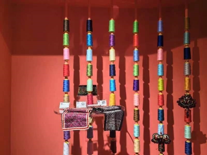 貴州省民族博物館內(nèi)展示的色彩斑斕的苗繡原材料及繡片（2024年4月27日攝）。新華社記者 楊欣 攝