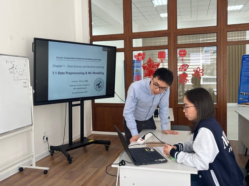 2024年4月，西北工業(yè)大學(xué)材料學(xué)院劉哲教授在西北工業(yè)大學(xué)哈薩克斯坦分校授課。（西北工業(yè)大學(xué)供圖）