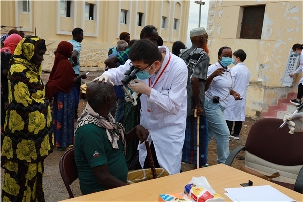 在義診現(xiàn)場，中國醫(yī)生與當(dāng)?shù)鼐用窈嫌傲裟?，吉布提鹽業(yè)投資公司供圖