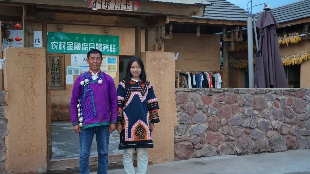 吉好有果和父親吉好也求在三河村新家合影。新華社記者 尹恒 攝