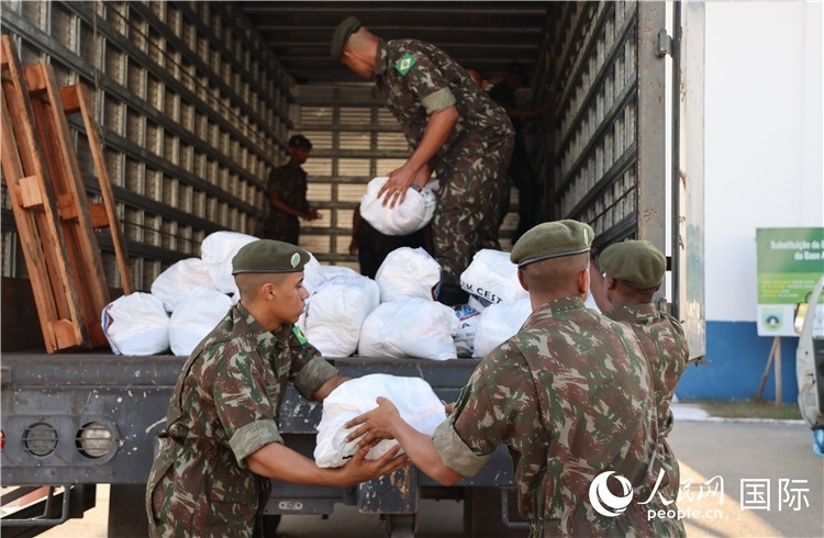 里約加利昂空軍基地，軍人在將捐贈物資裝車。人民網(wǎng)記者 時元皓攝