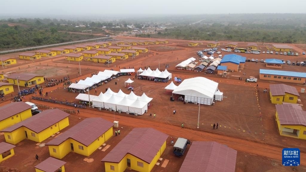 這是2023年12月16日在科特迪瓦北部城鎮(zhèn)費(fèi)爾凱塞杜古以北拍攝的旱港移民新村（無人機(jī)照片）。新華社發(fā)（中成股份科特迪瓦分公司供圖）