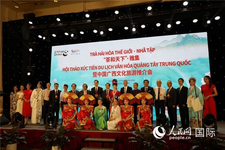 中越兩國嘉賓合影留念。人民網(wǎng)記者楊曄攝